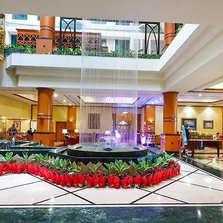 The Orchid Hotel Mumbai Vile Parle Luaran gambar The lobby of the hotel