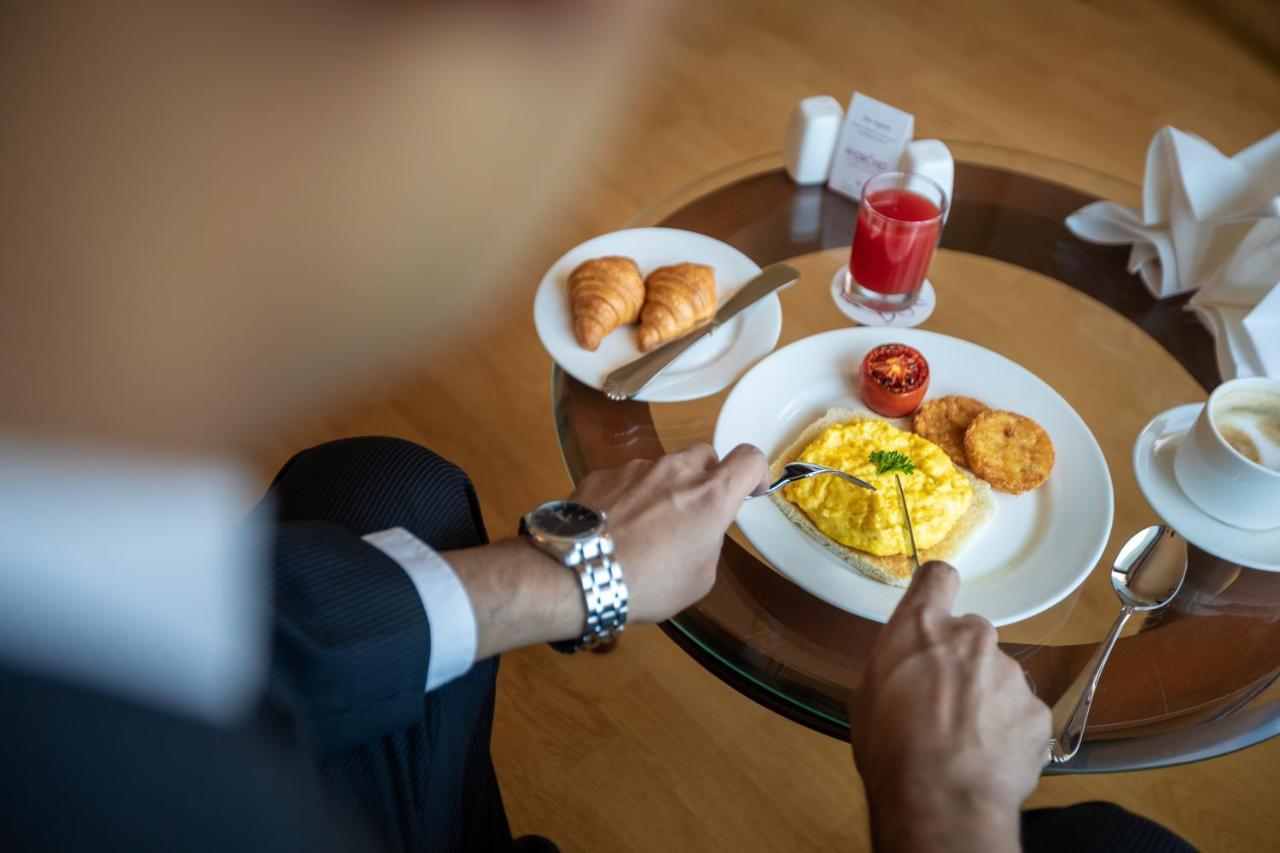 The Orchid Hotel Mumbai Vile Parle Luaran gambar A man eating breakfast