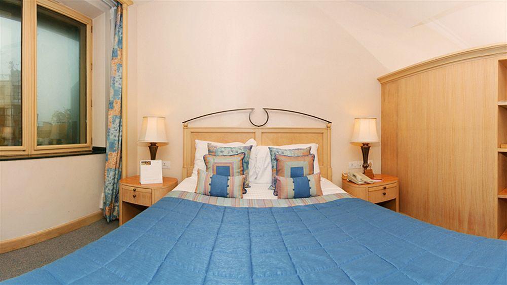 The Orchid Hotel Mumbai Vile Parle Luaran gambar A bedroom at the hotel