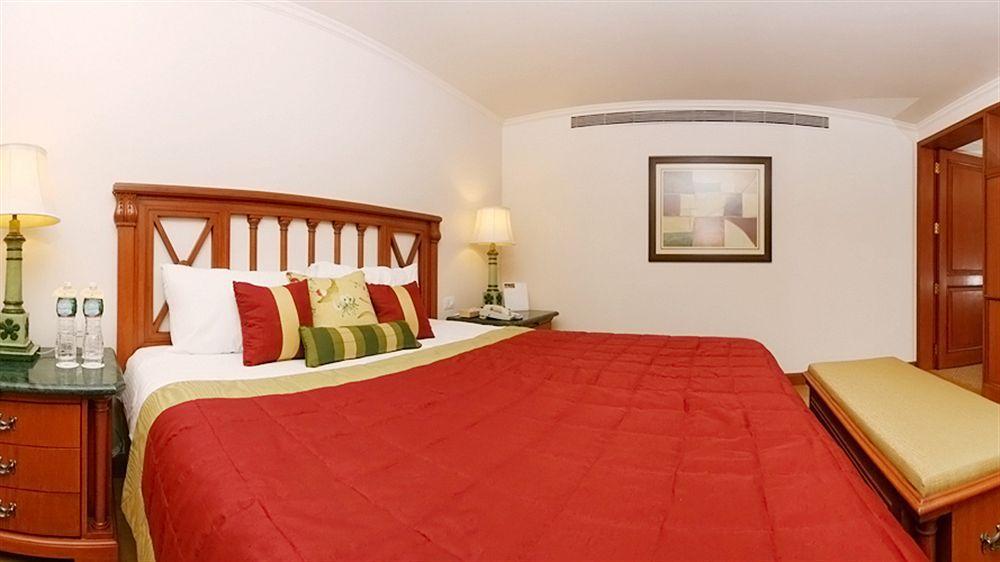 The Orchid Hotel Mumbai Vile Parle Luaran gambar A room at the hotel