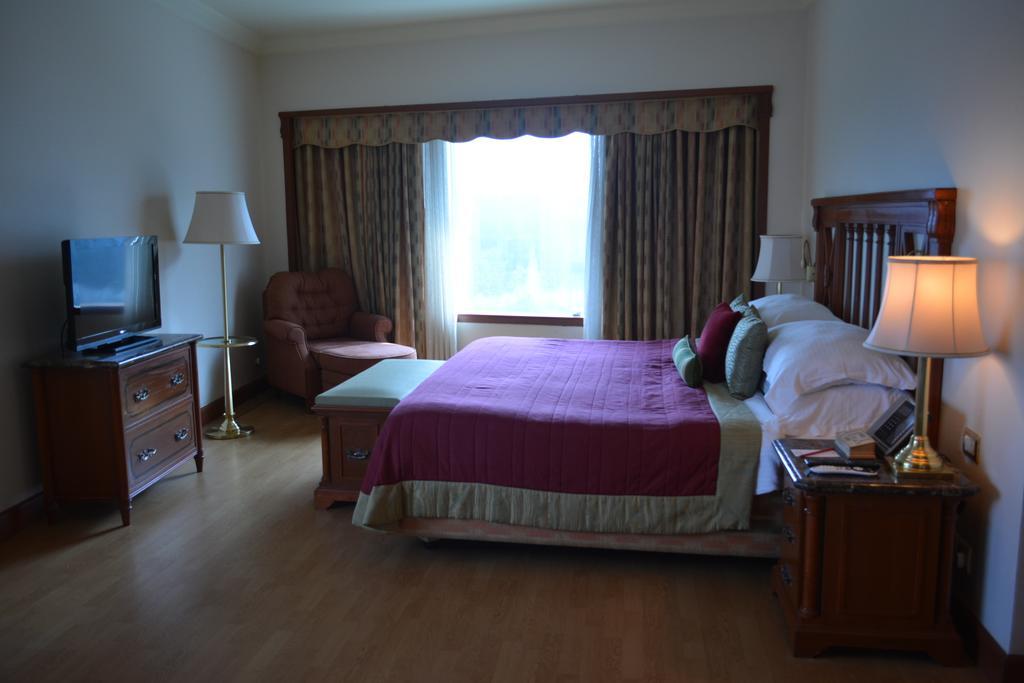 The Orchid Hotel Mumbai Vile Parle Luaran gambar A bedroom at the Inn at the Opera