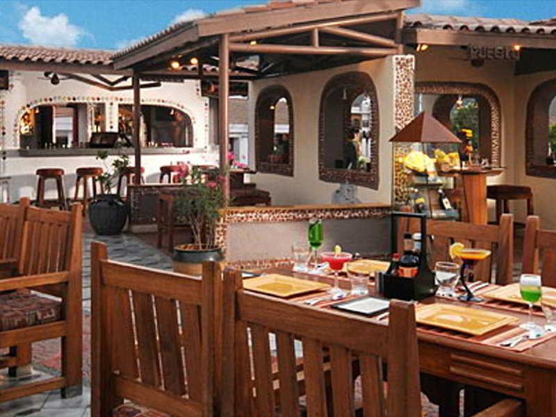 The Orchid Hotel Mumbai Vile Parle Restoran gambar A restaurant in the resort