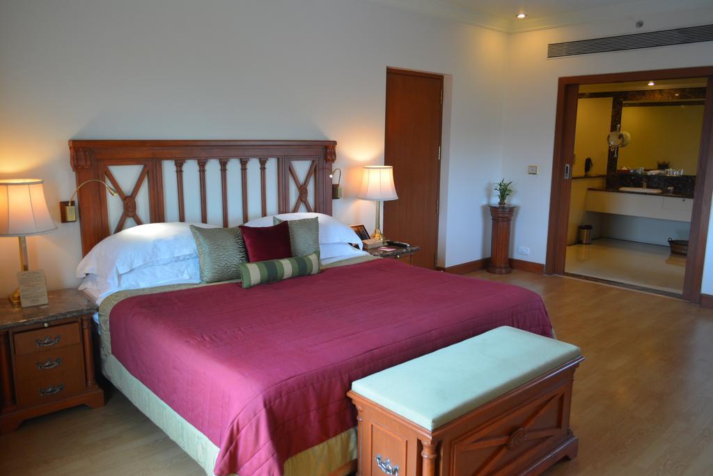 The Orchid Hotel Mumbai Vile Parle Luaran gambar A bedroom at the Taj Bengal