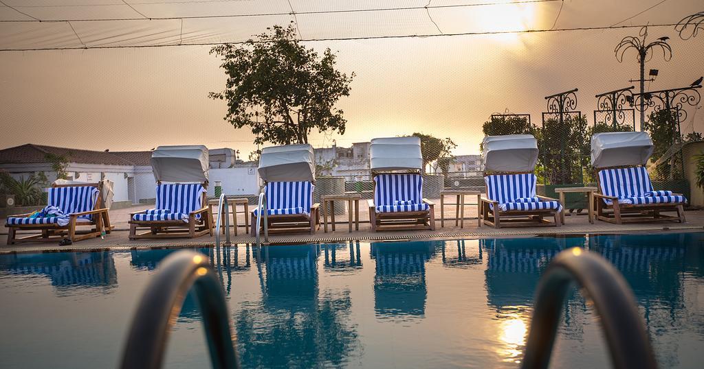 The Orchid Hotel Mumbai Vile Parle Luaran gambar The swimming pool at the hotel