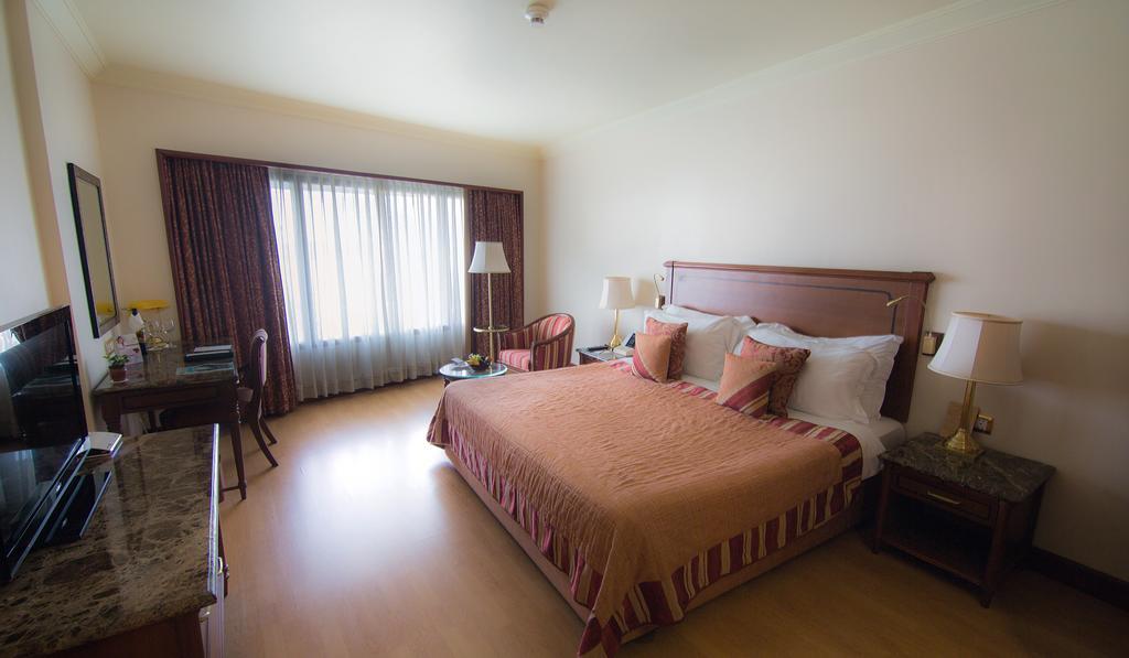 The Orchid Hotel Mumbai Vile Parle Luaran gambar A room at the Taj Bengal