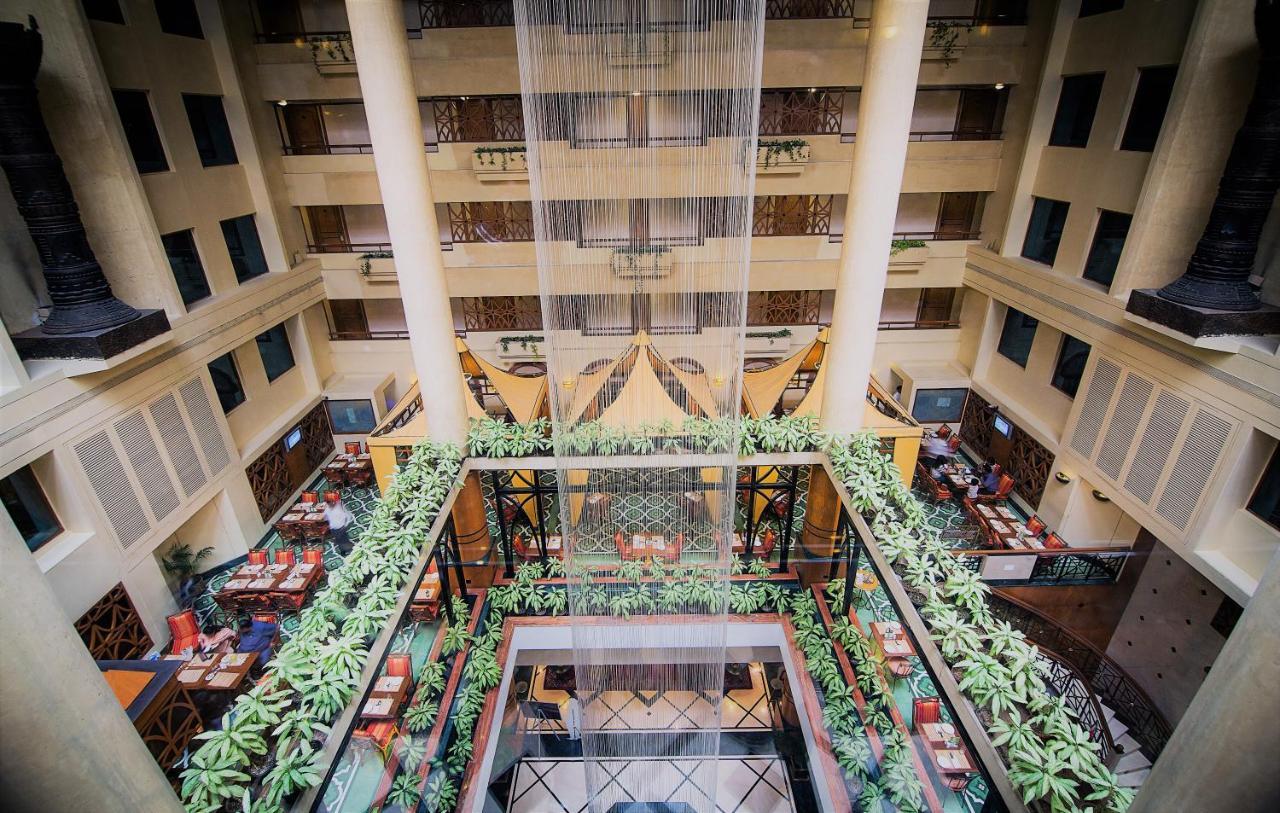 The Orchid Hotel Mumbai Vile Parle Luaran gambar The interior of the hotel