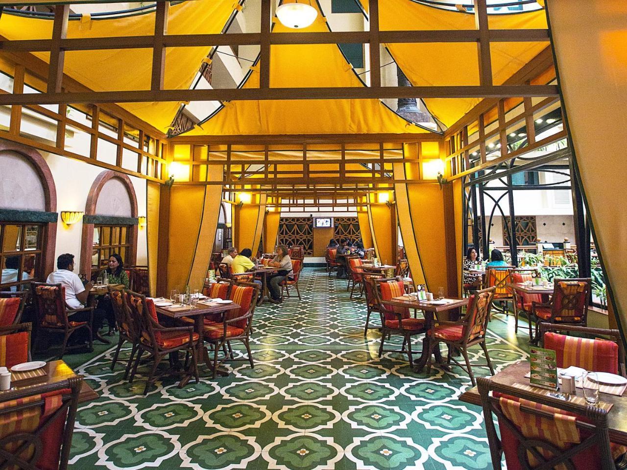 The Orchid Hotel Mumbai Vile Parle Luaran gambar Interior of the restaurant