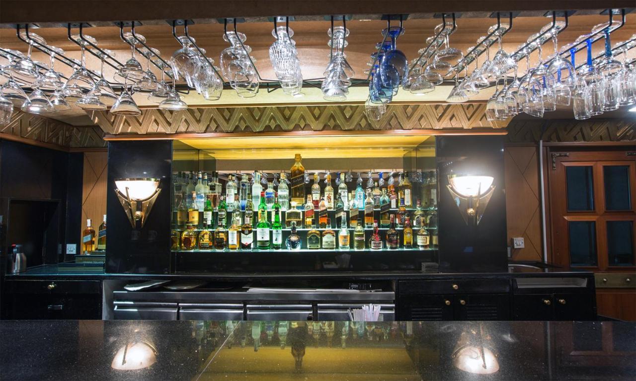 The Orchid Hotel Mumbai Vile Parle Luaran gambar The bar at the 1905 Bar and Lounge