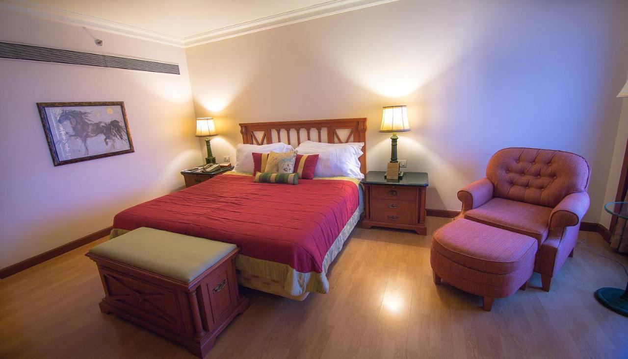 The Orchid Hotel Mumbai Vile Parle Luaran gambar A bedroom at the Taj Bengal
