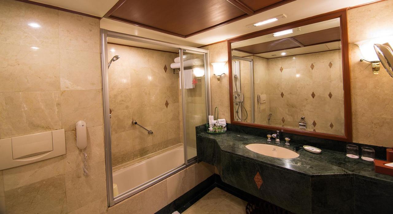 The Orchid Hotel Mumbai Vile Parle Luaran gambar A shower enclosure with a sliding door