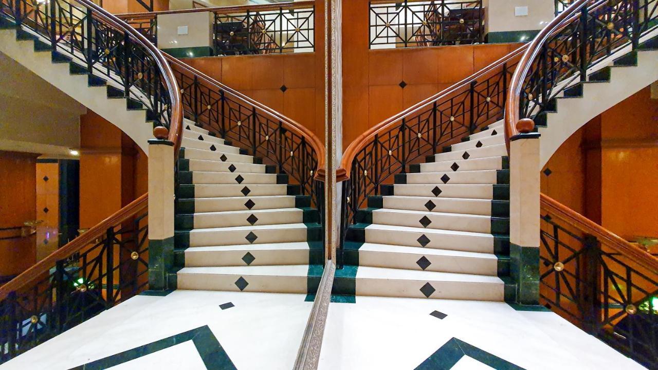 The Orchid Hotel Mumbai Vile Parle Luaran gambar Stairs in the lobby