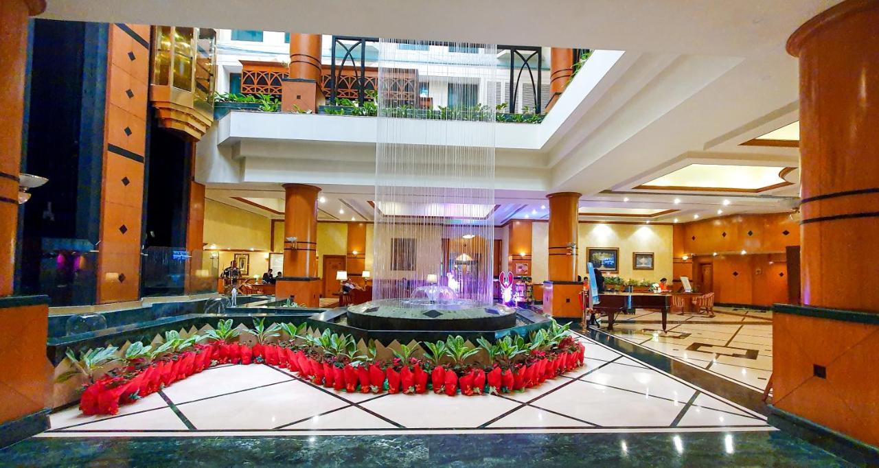 The Orchid Hotel Mumbai Vile Parle Luaran gambar The lobby of the hotel