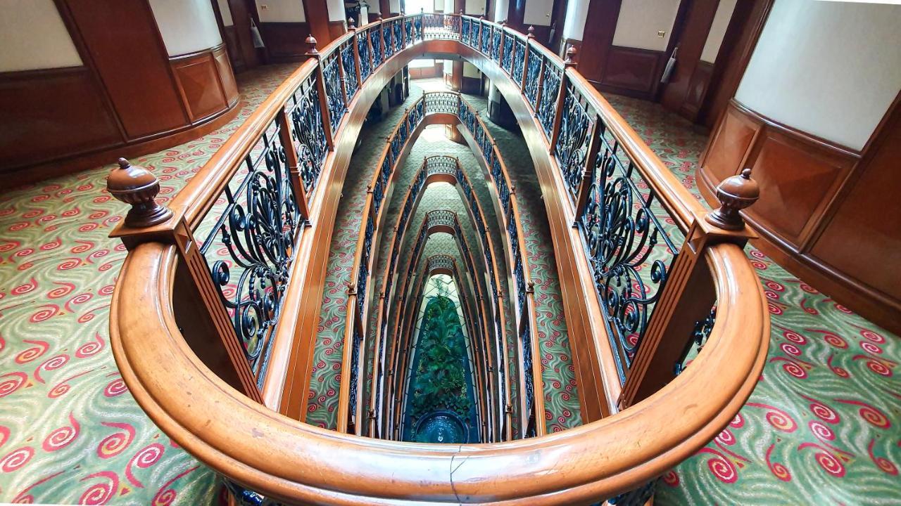 The Orchid Hotel Mumbai Vile Parle Luaran gambar The staircase