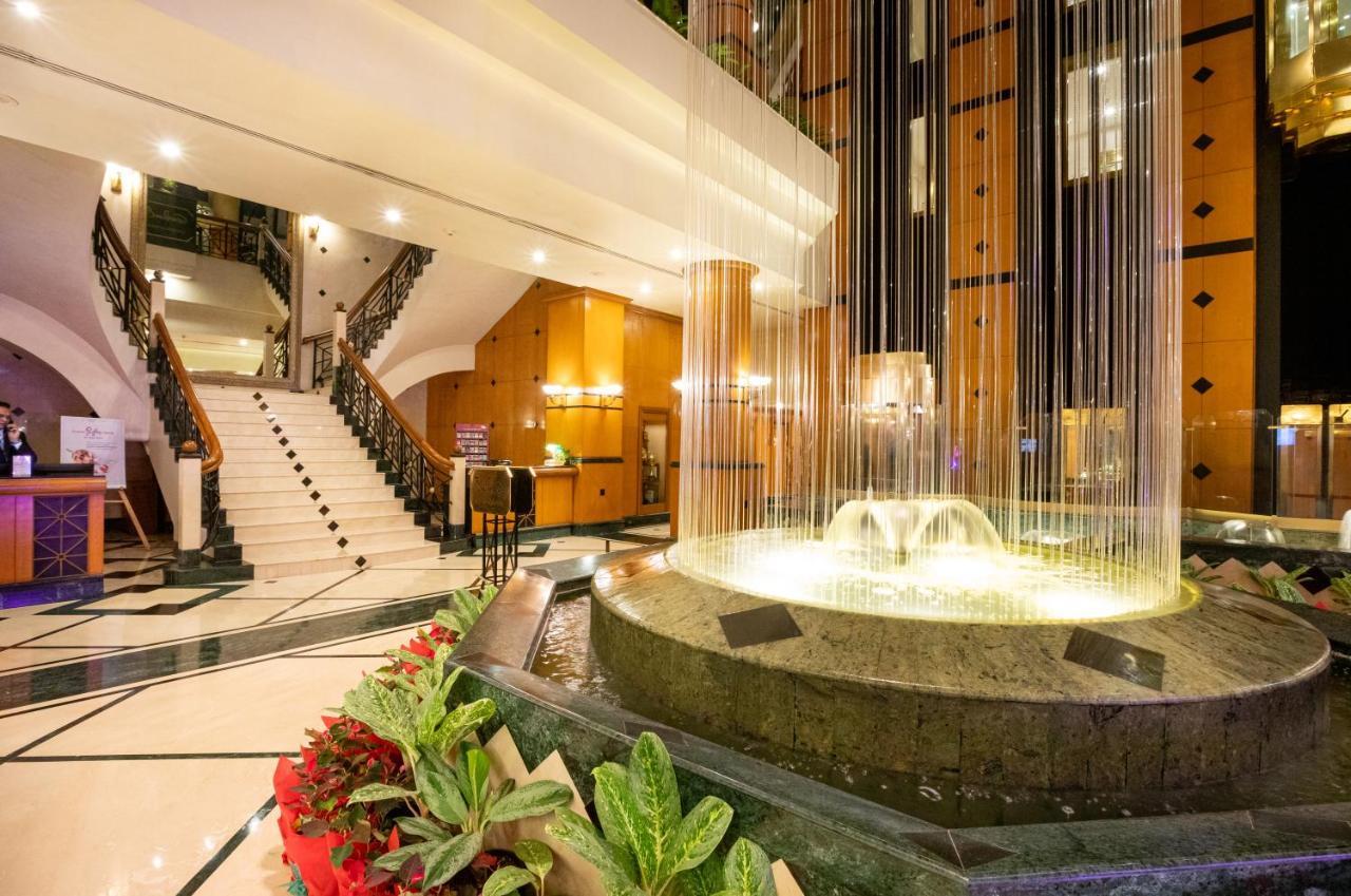 The Orchid Hotel Mumbai Vile Parle Luaran gambar Fountain at the lobby